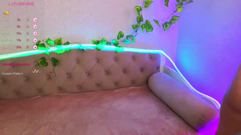 Snapshot of paradisepleasure_ chatting on 02/21/25, 05:02 Allie Alex Thumbs up if you like us online show from 02/21/25, 05:02