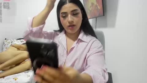 Snapshot of pareja_curiosa19 chatting on 02/17/26, 01:35 pareja_curiosa19 online show from 02/17/26, 01:35