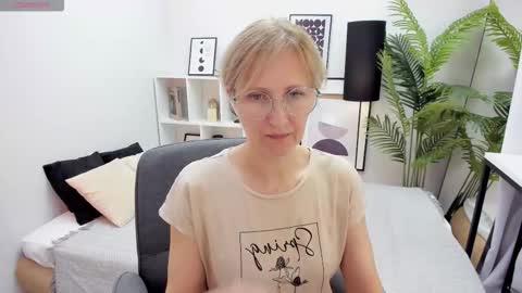 Snapshot of paris_cherry chatting on 10/13/25, 08:20 Paris online show from 10/13/25, 08:20