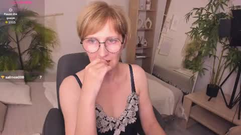 Snapshot of paris_cherry chatting on 06/26/26, 06:12 Paris online show from 06/26/26, 06:12