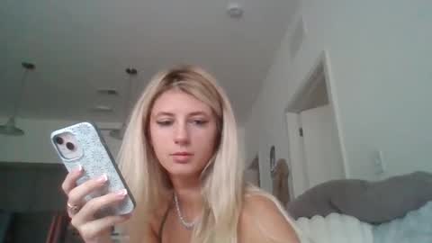 parisbaby2000 online show from 09/16/25, 01:56