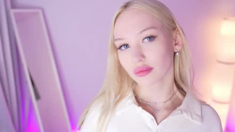 Snapshot of party_4_u chatting on 11/19/25, 10:59 Sofi online show from 11/19/25, 10:59