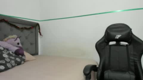 Snapshot of pasionaleshot69 chatting on 01/05/25, 11:01 Violetafantasy online show from 01/05/25, 11:01