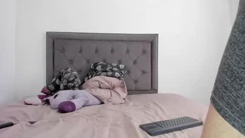 Snapshot of pasionaleshot69 chatting on 12/15/25, 11:47 Violetafantasy online show from 12/15/25, 11:47