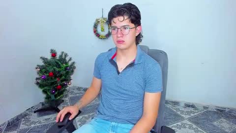 Snapshot of patrik027 chatting on 12/22/24, 12:27 .... online show from 12/22/24, 12:27