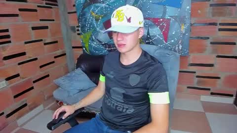 Snapshot of patrik027 chatting on 02/01/25, 01:20 .... online show from 02/01/25, 01:20
