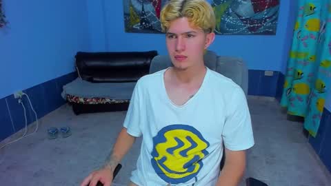 Snapshot of patrik027 chatting on 09/11/25, 04:23 .... online show from 09/11/25, 04:23
