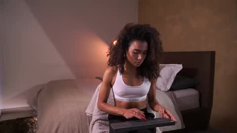 Snapshot of paulacora100 chatting on 02/28/25, 09:44 Paula online show from 02/28/25, 09:44