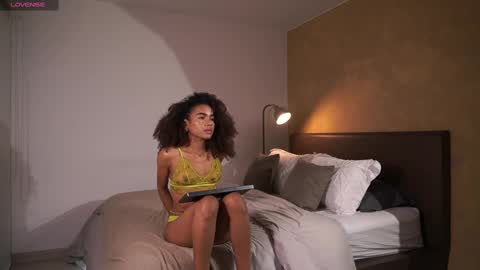 Snapshot of paulacora100 chatting on 03/08/25, 12:00 Paula online show from 03/08/25, 12:00
