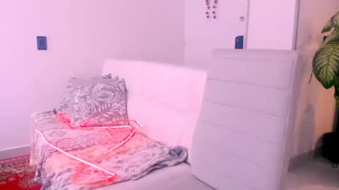 Snapshot of paulinerussell chatting on 02/25/25, 05:25 vle online show from 02/25/25, 05:25