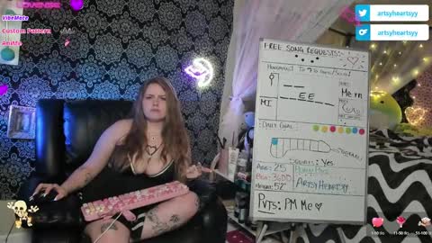 Snapshot of pawggoddess778 chatting on 12/10/24, 04:56 ArtsyHeartsyy online show from 12/10/24, 04:56