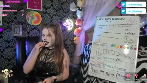 Snapshot of pawggoddess778 chatting on 12/21/24, 02:41 ArtsyHeartsyy online show from 12/21/24, 02:41