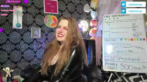 Snapshot of pawggoddess778 chatting on 12/24/24, 02:21 ArtsyHeartsyy online show from 12/24/24, 02:21