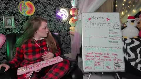 Snapshot of pawggoddess778 chatting on 12/26/24, 02:01 ArtsyHeartsyy online show from 12/26/24, 02:01