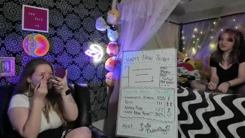 Snapshot of pawggoddess778 chatting on 01/01/25, 05:11 ArtsyHeartsyy online show from 01/01/25, 05:11