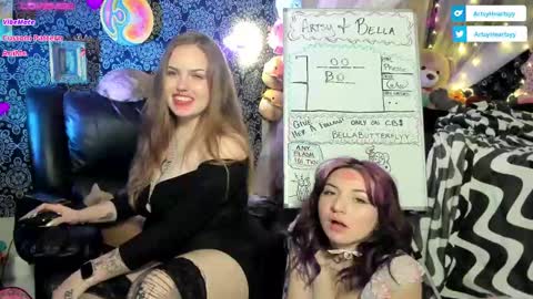 Snapshot of pawggoddess778 chatting on 01/14/25, 06:13 ArtsyHeartsyy online show from 01/14/25, 06:13