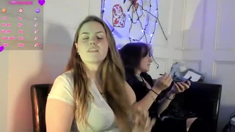 Snapshot of pawggoddess778 chatting on 01/21/25, 04:54 ArtsyHeartsyy online show from 01/21/25, 04:54