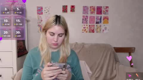 Snapshot of pawwsup1 chatting on 12/20/24, 05:29 Allisses online show from 12/20/24, 05:29