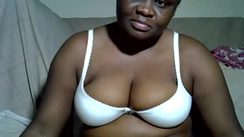 Snapshot of pearl_33 chatting on 10/16/25, 10:44 Keci online show from 10/16/25, 10:44