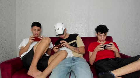 Snapshot of pelusos_mens chatting on 12/28/24, 03:26 CAIN-19 ALLEN-18 RONALD-18 AUSTIN-18 MOD DANTE online show from 12/28/24, 03:26