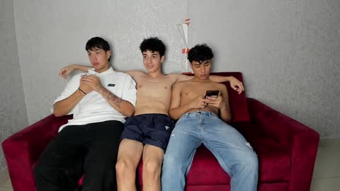 Snapshot of pelusos_mens chatting on 01/07/25, 03:35 CAIN-19 ALLEN-18 RONALD-18 AUSTIN-18 MOD DANTE online show from 01/07/25, 03:35