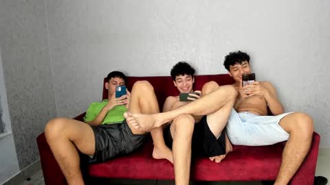 Snapshot of pelusos_mens chatting on 01/16/25, 03:34 CAIN-19 ALLEN-18 RONALD-18 AUSTIN-18 MOD DANTE online show from 01/16/25, 03:34