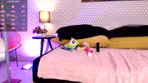 Penelope  Lets get to 100 hands up  online show from 04/24/26, 04:26