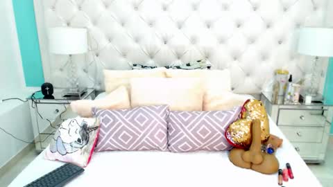 Snapshot of penelopelaurent chatting on 11/24/25, 12:27 Penelope Laurent online show from 11/24/25, 12:27