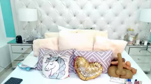 Penelope Laurent online show from 12/18/25, 12:22