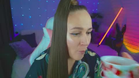 Dia  online show from 09/22/25, 08:22