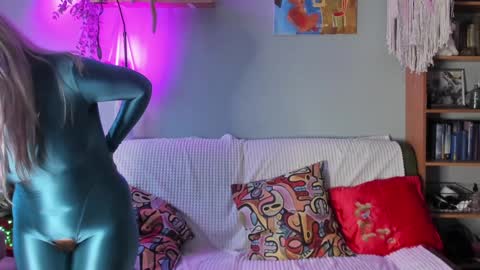 Snapshot of pepperage chatting on 12/27/24, 10:12 Olivia online show from 12/27/24, 10:12