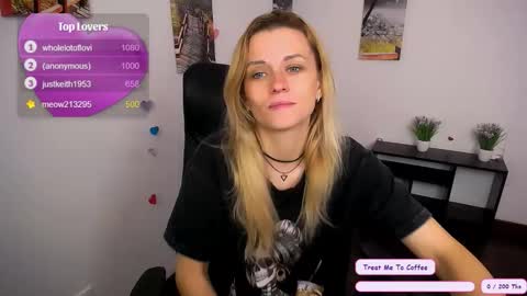 Snapshot of peppymia chatting on 10/15/25, 07:08 Mia online show from 10/15/25, 07:08