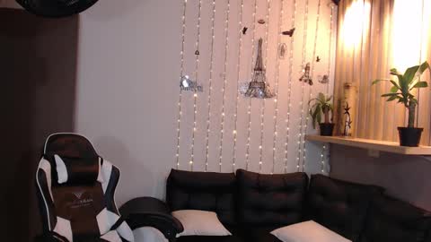 Snapshot of perla_st chatting on 02/17/25, 06:15 Perla online show from 02/17/25, 06:15