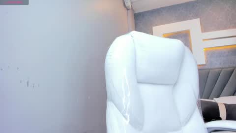 Snapshot of perlaevansx chatting on 12/16/24, 11:07 PERLA online show from 12/16/24, 11:07