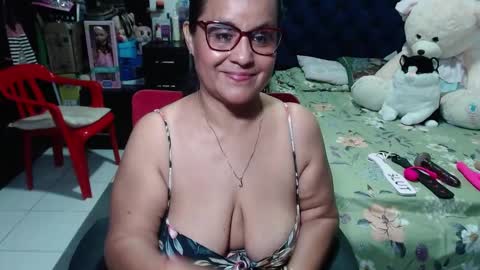 Snapshot of pervert_mommy_x chatting on 03/10/25, 12:37 SAMY online show from 03/10/25, 12:37