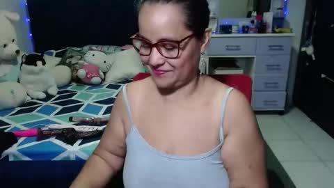 Snapshot of pervert_mommy_x chatting on 12/16/25, 10:09 SAMY online show from 12/16/25, 10:09