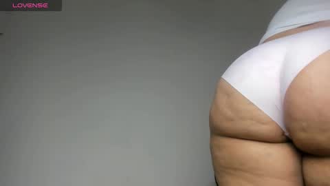 Snapshot of pervertt_mommy chatting on 10/28/25, 09:28  Alexandra  online show from 10/28/25, 09:28