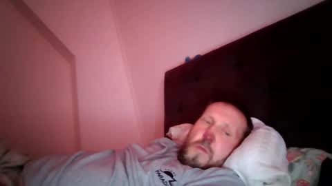 Snapshot of peterpeters443 chatting on 03/25/26, 12:44 jelle online show from 03/25/26, 12:44