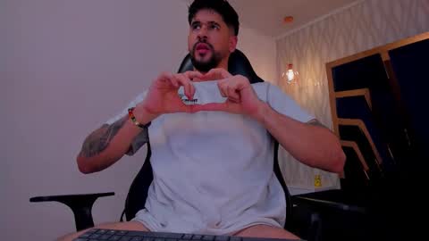 Snapshot of petesevans_1 chatting on 12/17/25, 11:33 PETES EVANS new account online show from 12/17/25, 11:33