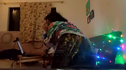 Snapshot of petit_luv chatting on 10/08/25, 11:57 Ur Luvv online show from 10/08/25, 11:57