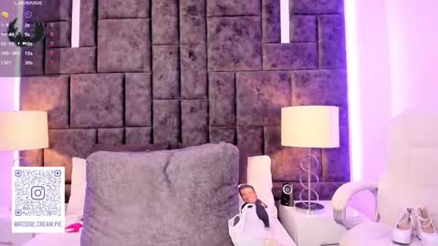 Snapshot of petit_rosseowo chatting on 02/20/25, 09:42 Im Rosse but u can call me Rossie or Rosita . online show from 02/20/25, 09:42