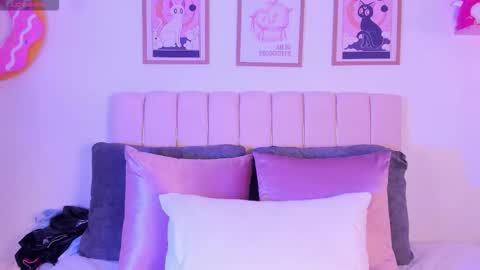 Snapshot of petit_rosseowo chatting on 10/31/25, 02:45 Im Rosse but u can call me Rossie or Rosita . online show from 10/31/25, 02:45