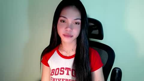 Snapshot of petite_angelx chatting on 09/13/25, 01:44 angel online show from 09/13/25, 01:44