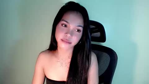 Snapshot of petite_angelx chatting on 09/18/25, 11:12 angel online show from 09/18/25, 11:12