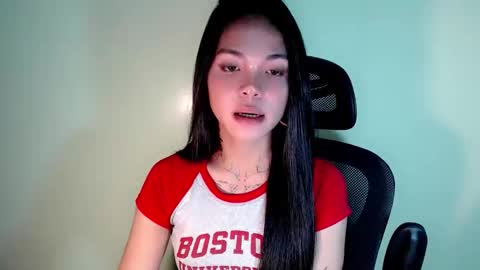 Snapshot of petite_angelx chatting on 09/23/25, 01:08 angel online show from 09/23/25, 01:08