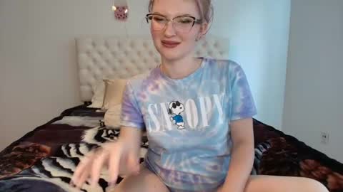 Snapshot of petite_cupcake chatting on 07/07/26, 05:28 Little cupcake online show from 07/07/26, 05:28