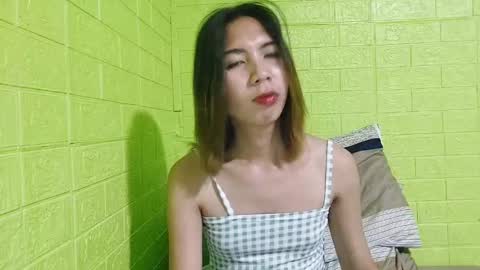 Snapshot of petite_dicklover chatting on 01/11/25, 06:44 Yuriee online show from 01/11/25, 06:44