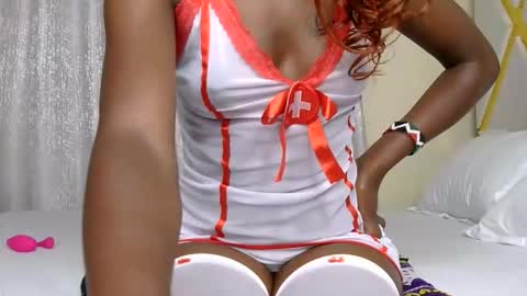 Snapshot of petite_freakette chatting on 05/31/26, 08:32 Moon online show from 05/31/26, 08:32
