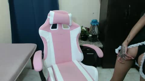 Snapshot of petite_ladysnake chatting on 12/05/24, 03:04 Jan online show from 12/05/24, 03:04