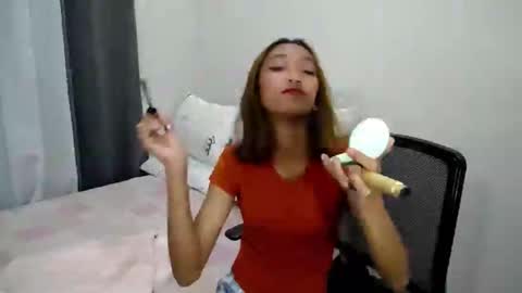 Snapshot of petite_ladysnake chatting on 12/13/24, 12:28 Jan online show from 12/13/24, 12:28